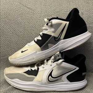 SALE!!!  Nike Kyrie Low 5 basketball shoes 
Men’s size 15 🏀